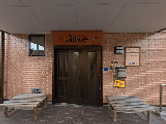 建物の正面玄関  
