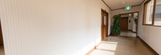 介護施設内の廊下とリビングエリア