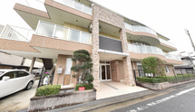 施設の外観と通り
