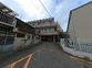 建物外観と駐車路  
