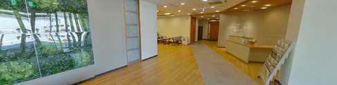 広々とした綺麗な介護施設の受付