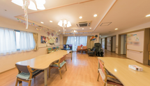 ゆとりある居間での介護風景
