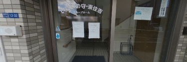 施設のエントランスと街角