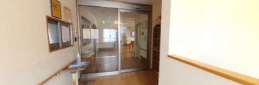 介護施設内部の廊下と案内表示