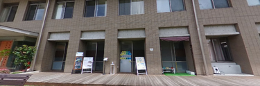 広々とした施設外観と庭園