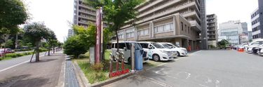 職員用駐車場付き施設外観