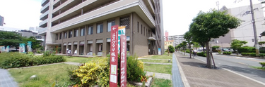 介護施設の外側と周囲の街並み
