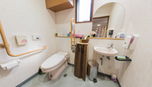 介護施設のトイレと通路