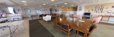 広くて快適な施設の食堂