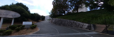 住宅街の景観と施設入口