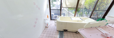 広々とした清潔な介護用浴室