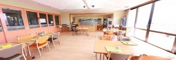 ケアホームの居心地の良いダイニングエリア