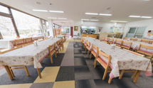 介護施設内の快適な食堂エリア