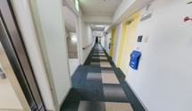 介護施設の廊下と各部屋の入口