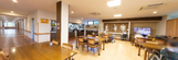 施設内の明るい食堂エリア
