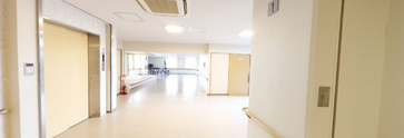 介護施設内の廊下と自動販売機
