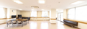 介護施設内の明るい共用エリア