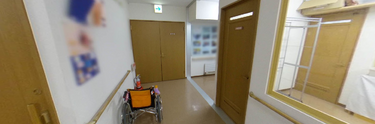 介護施設内部の通路と部屋