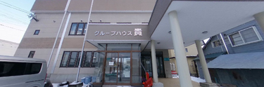 雪に囲まれた介護施設の外観
