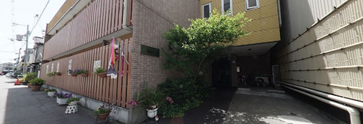 清潔な街中の介護施設全景