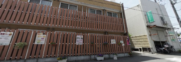 白い建物の介護施設入口