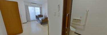 介護施設内の明るい廊下と部屋