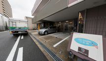 介護施設の外観と通り
