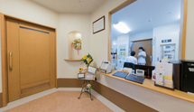 介護施設内の受付と廊下