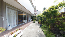 介護施設の外観と庭