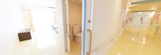 清潔で広い介護施設の廊下