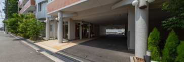 介護施設外観と通りの風景