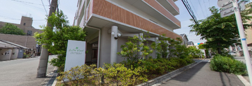 介護施設の外観と周辺風景