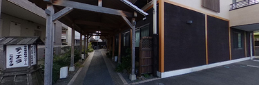 介護施設の正面と通路