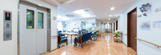 介護施設内の明るい廊下と空間