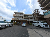 送迎車が停まる入口