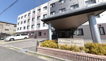 介護施設の外観と駐車場