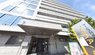 介護施設入口と周囲の街並み