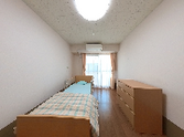 シンプルな個室の寝室