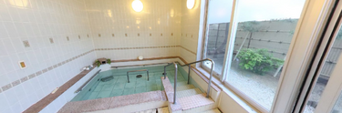 ケアホームの明るい浴室設備
