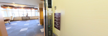 ケアホームの通路とエレベーター