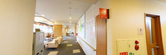 ケア施設内の広々とした廊下