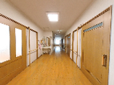 明るい廊下の共用空間  