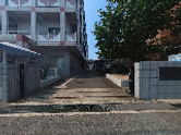 広い入口の建物