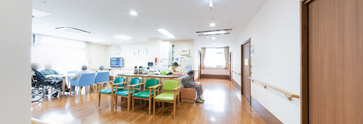 介護施設の室内と廊下