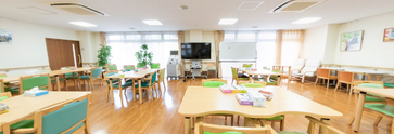 広々とした明るい介護施設内部