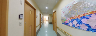 ケア施設内の廊下の光景