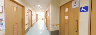 介護施設の廊下と掲示物