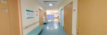 介護施設内の廊下と部屋の入口