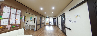 広々とした介護施設の居間