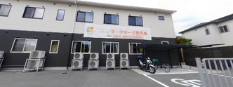 介護施設の外観と通り